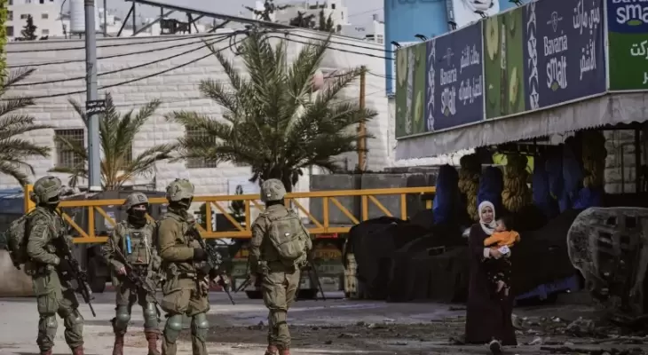 العدو الصهيوني يغلق وسط الخليل لتأمين اقتحام مستوطنين لموقع أثري