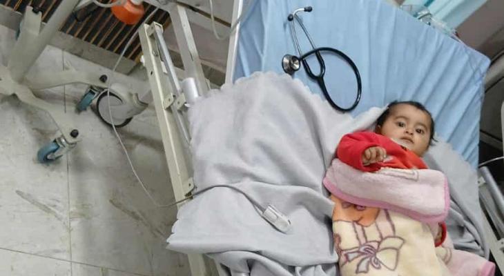 إصابة طفلة فلسطينية باعتداء للمستوطنين قرب الخليل