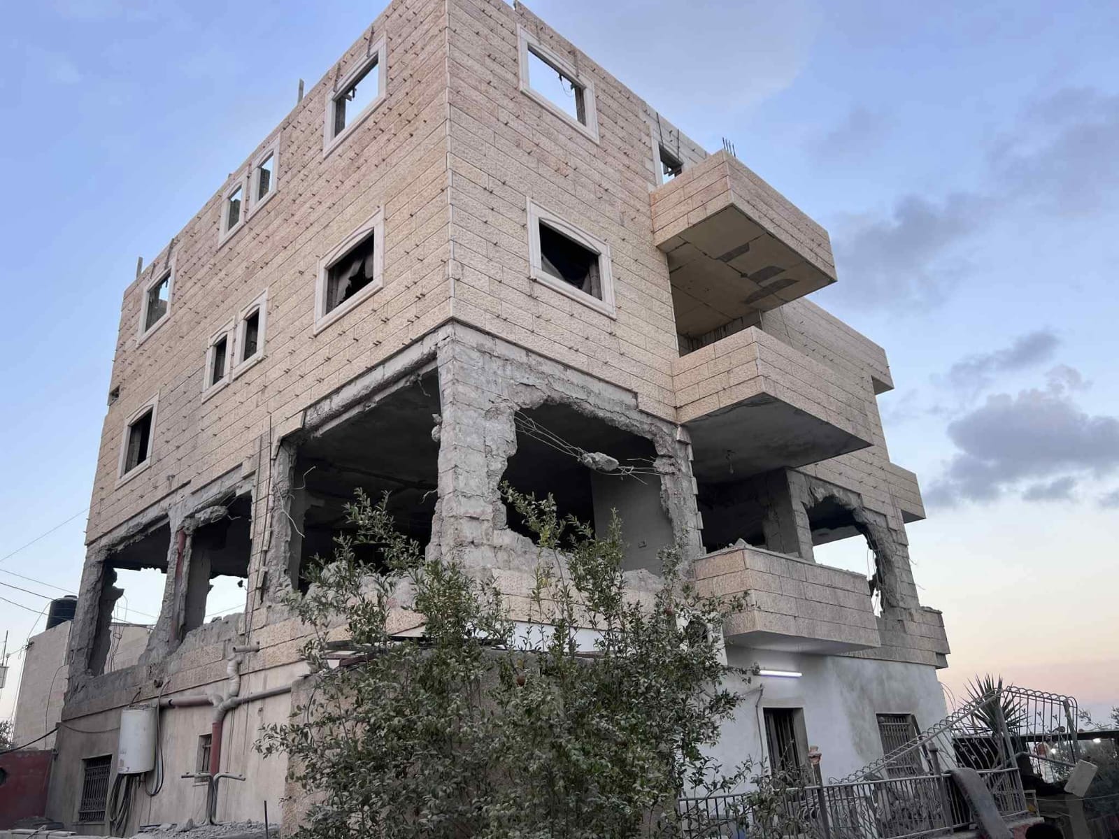 العدو الصهيوني يفجّر منزل الأسير ثابت مسالمة في بيت عوا وإصابات خلال مواجهات