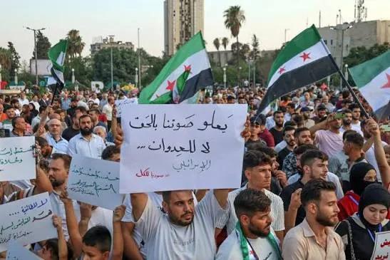 احتجاجات في اللاذقية وحلب تنديداً بالاعتداءات الإسرائيلية في الجنوب السوري