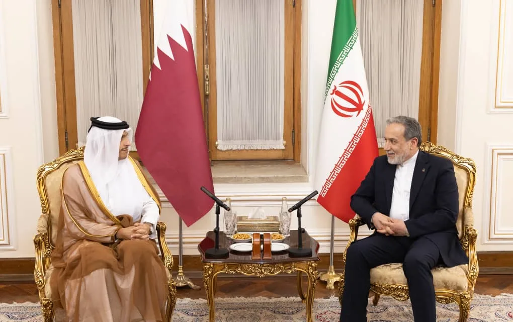 رئيس الوزراء القطري يناقش مع وزير الخارجية الإيراني إنشاء ممر مؤقت مشترك عبر مضيق هرمز
