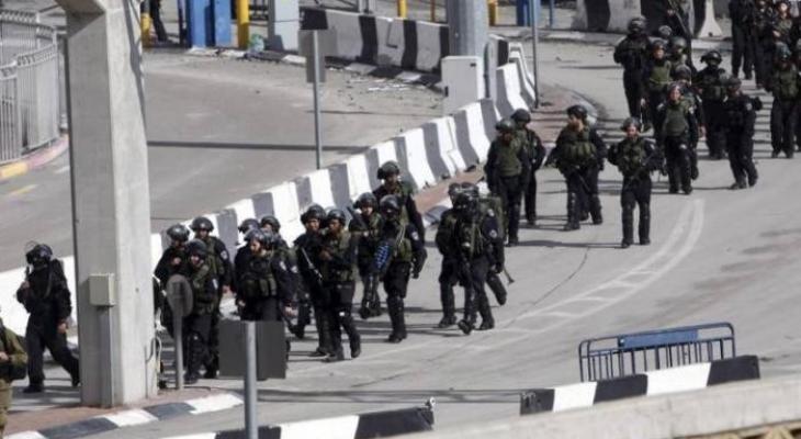 العدو الإسرائيلي يهدم واجهات محال ويصادر مركبات بـ "شعفاط"