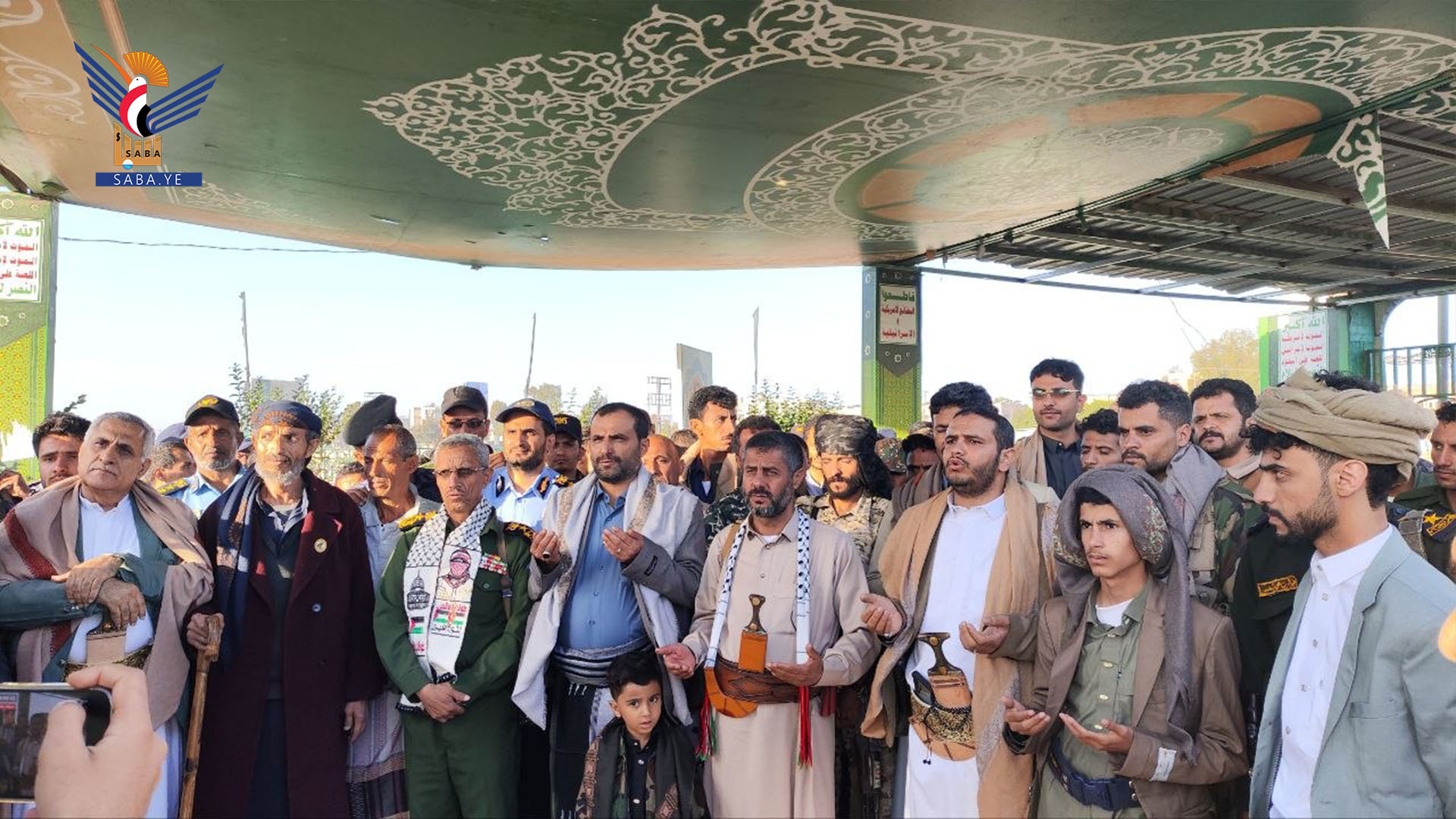 محافظا ذمار وأبين يزوران روضة الشهداء بمدينة ذمار