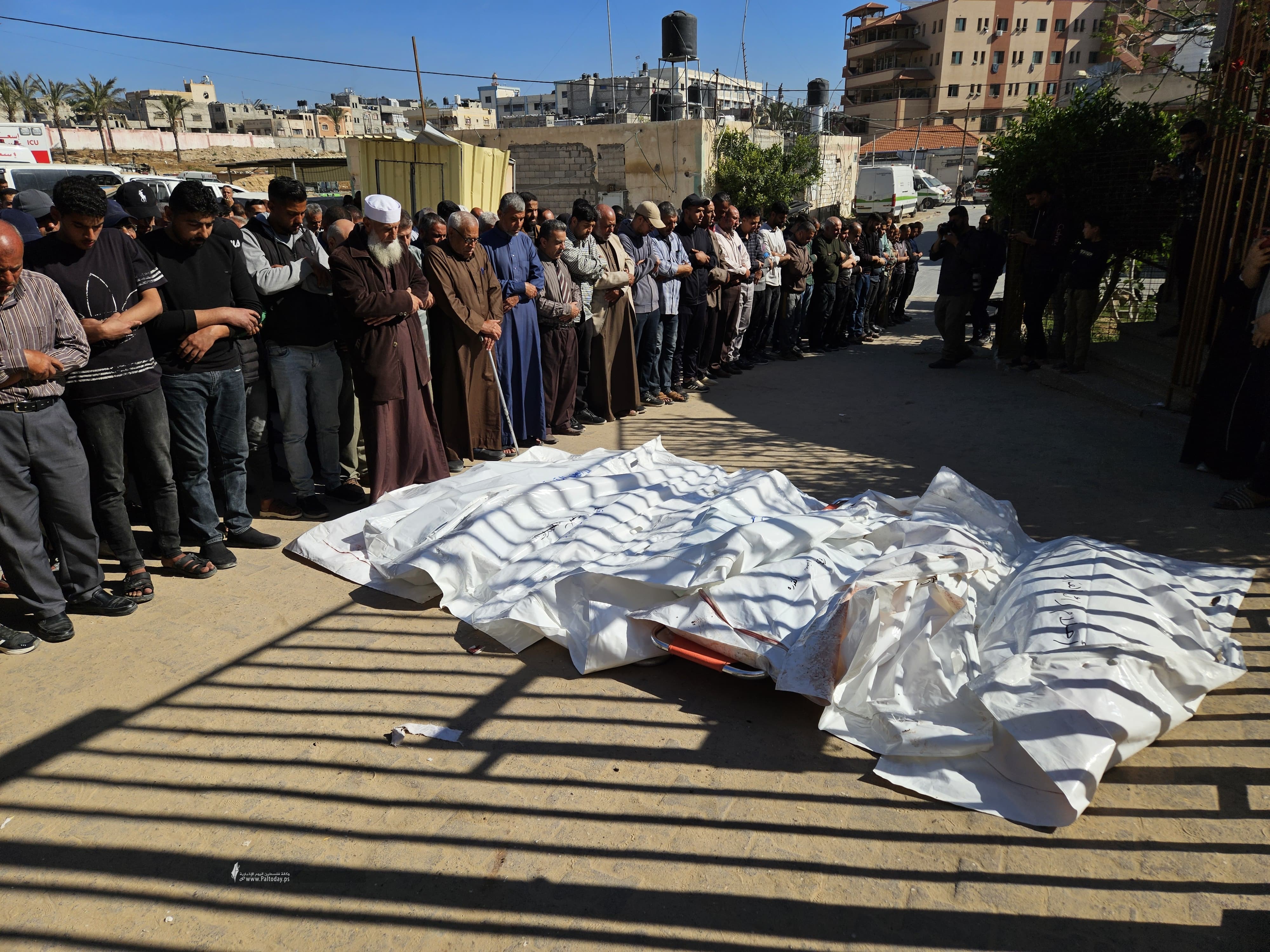 أستشهاد 11 فلسطينيا في قصف العدو الصهيوني خيام نازحين غرب مدينة غزة 