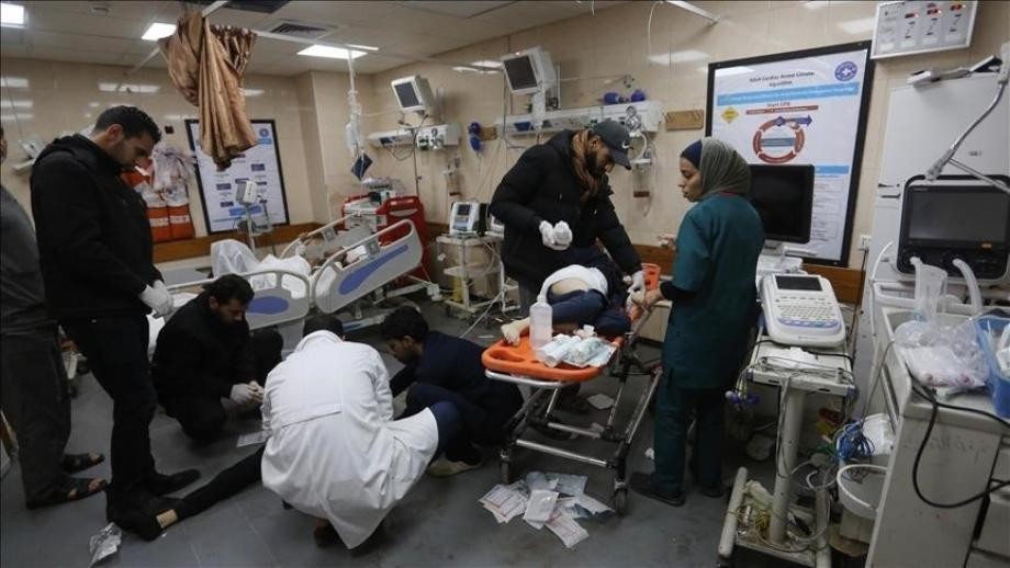 "أطباء بلا حدود" تحذر من توقف جميع الأنشطة الطبية بغزة