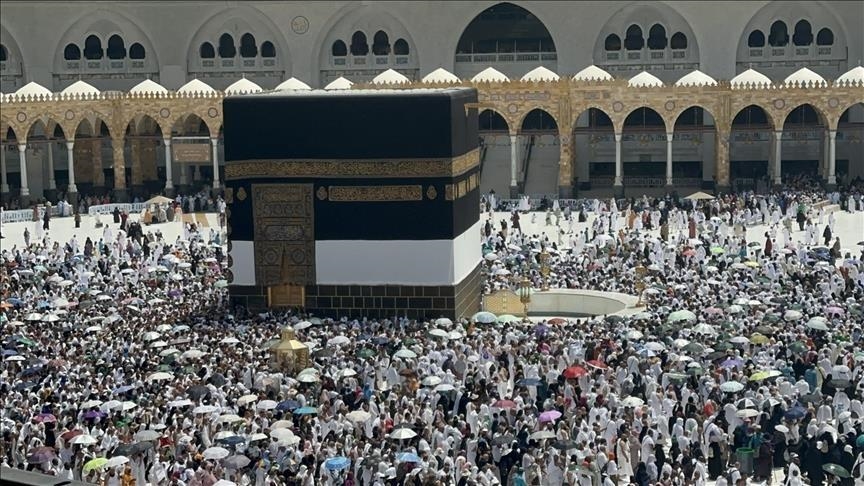 حجاج بيت الله يتدفقون إلى مشعر منى لقضاء يوم التروية