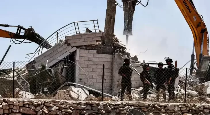 العدو الإسرائيلي يغلق حواجز شمال غرب رام الله ويهدم قاعة أفراح في دير حنا شمال فلسطين المحتلة