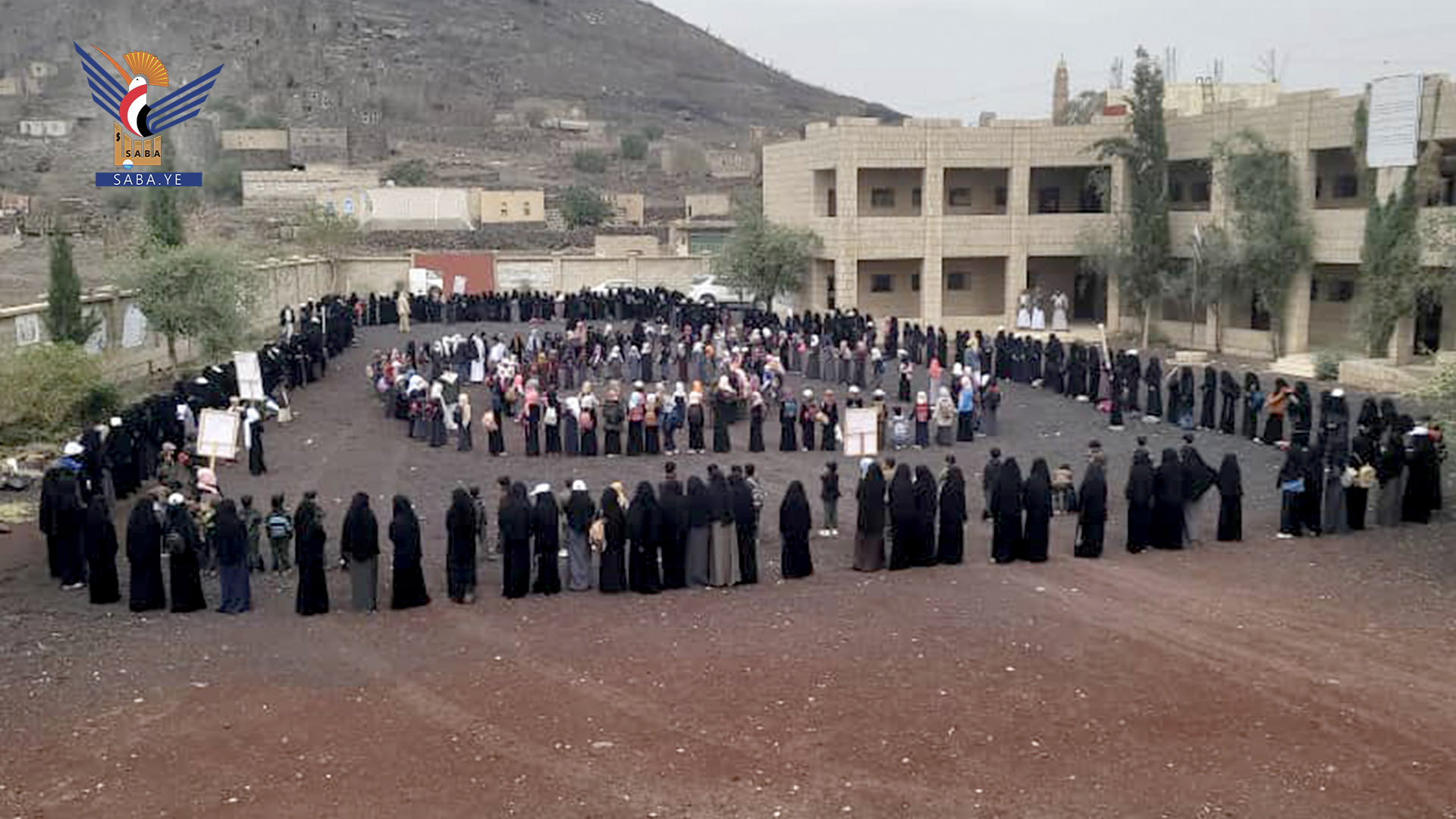 وقفات لطلاب المدارس بمديريات عمران تنديدا بجرائم العدو الصهيوني على غزة