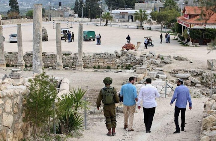 مستوطنون يقتحمون مواقع اثرية ويعتدون على الفلسطينيين وممتلكاتهم في الضفة