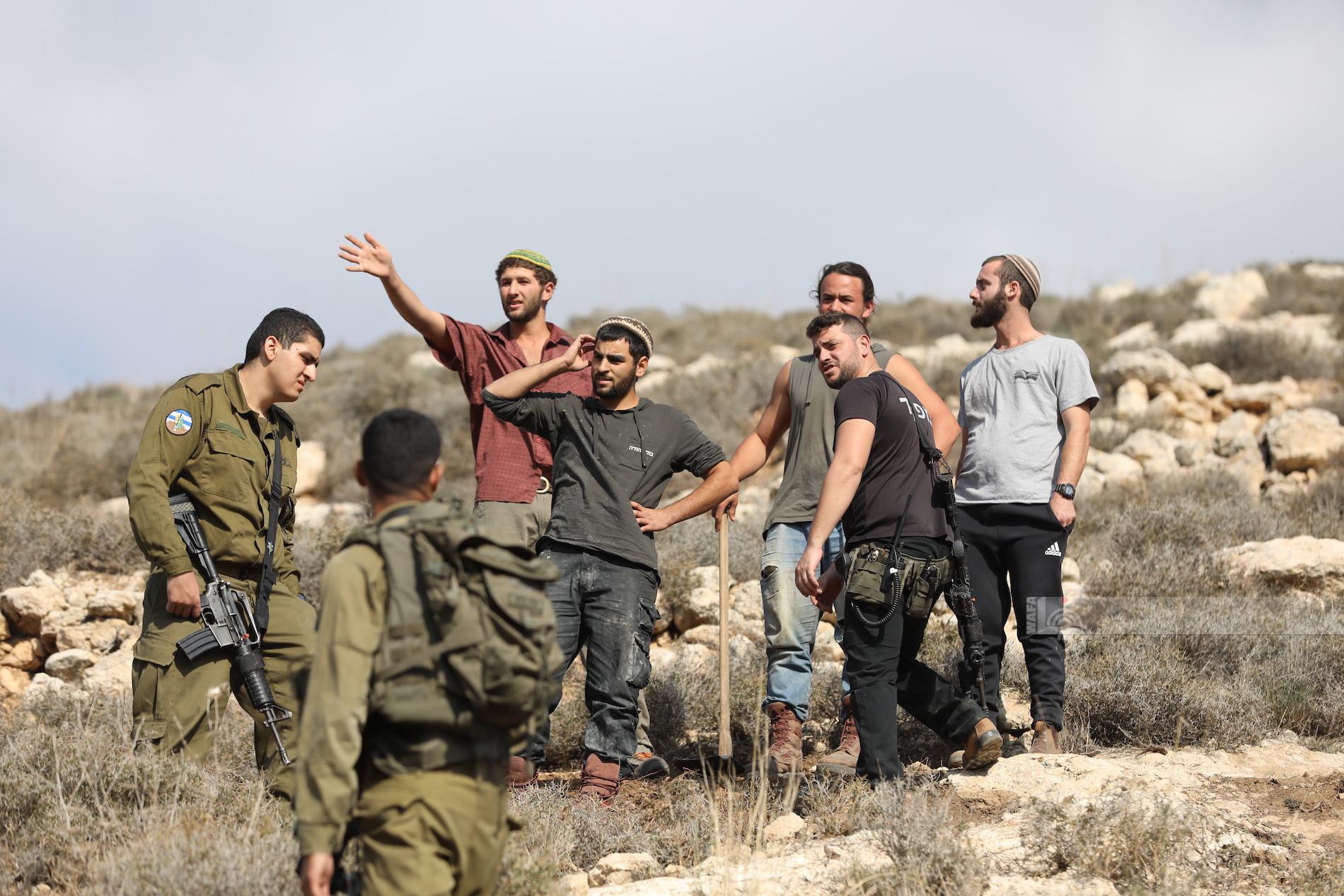 اصابة فلسطيني طعنا من قبل مستوطنين وإحراق أراض زراعية في دوما  