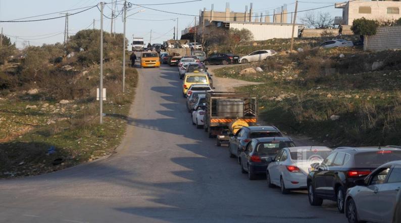 العدو الإسرائيلي يغلق الطريق الواصل بين بيرزيت وجفنا شمال رام الله.. ويعتقل فلسطينيا وامرأة من مخيم العروب