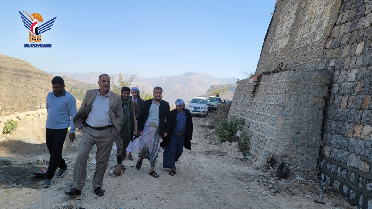 محافظ حجة يتفقد مشروع إعادة تأهيل سور الصالة الرياضية