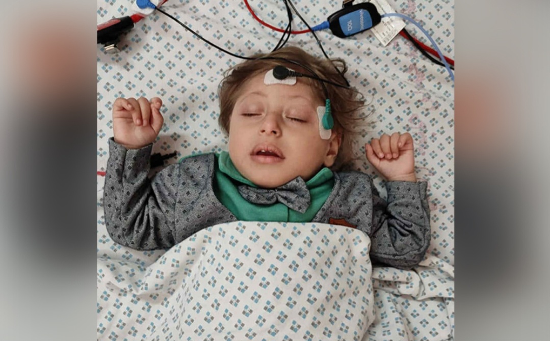 أب عاجز وطفل يحتضر.. العدو الصهيوني يجهض أحلام تيم بصمت السمع والجوع