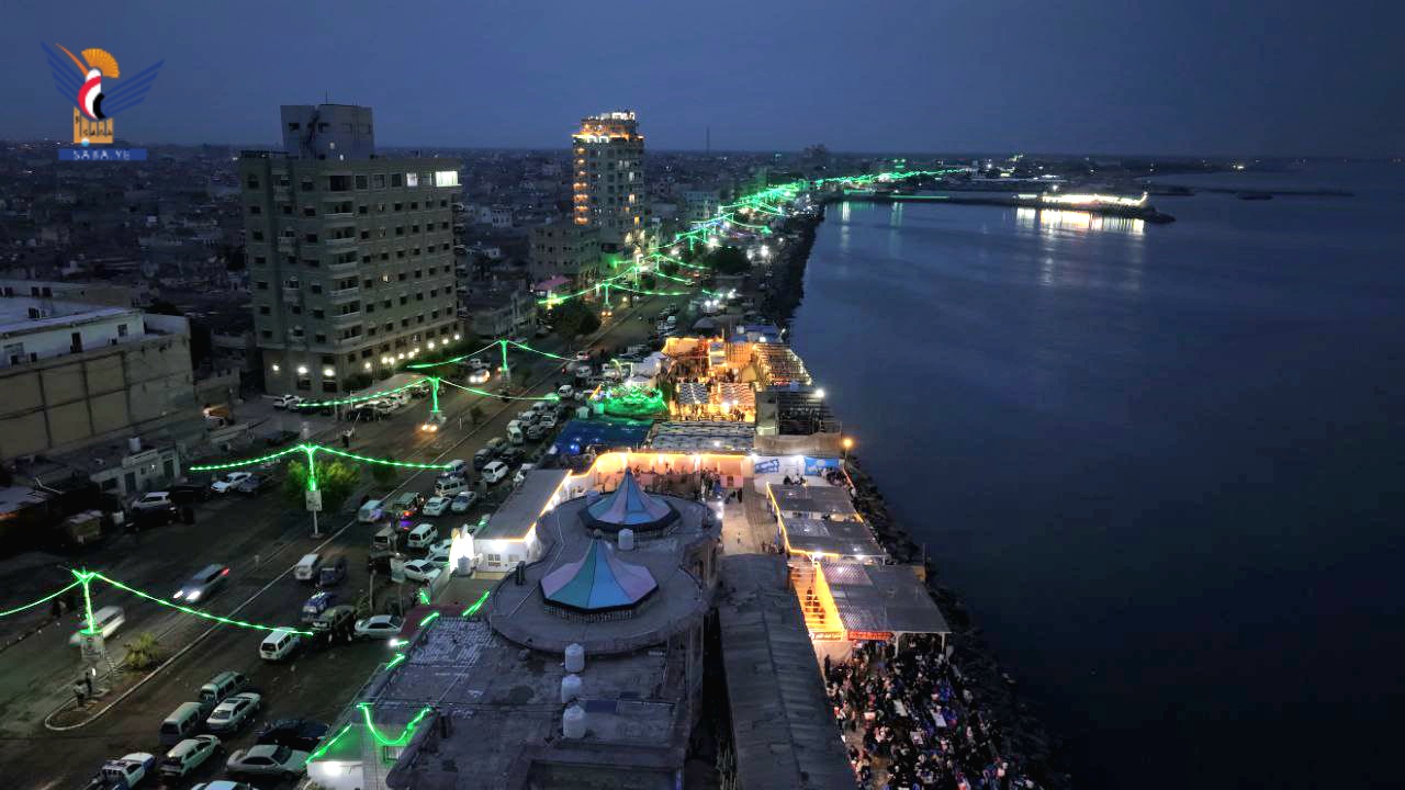 أنوار المولد النبوي تكتب رسائلها الخضراء على شواطئ الحديدة ​