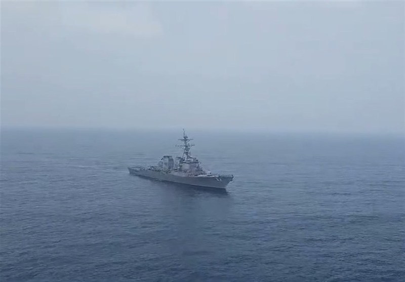 مروحية إيرانية تجبر مدمرة أمريكية على التراجع بعد اقترابها من المياه الإقليمية