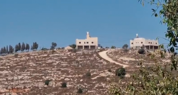مستوطنون صهاينة يقتحمون منزلًا في جالود ويطردون عائلة فلسطينية منه