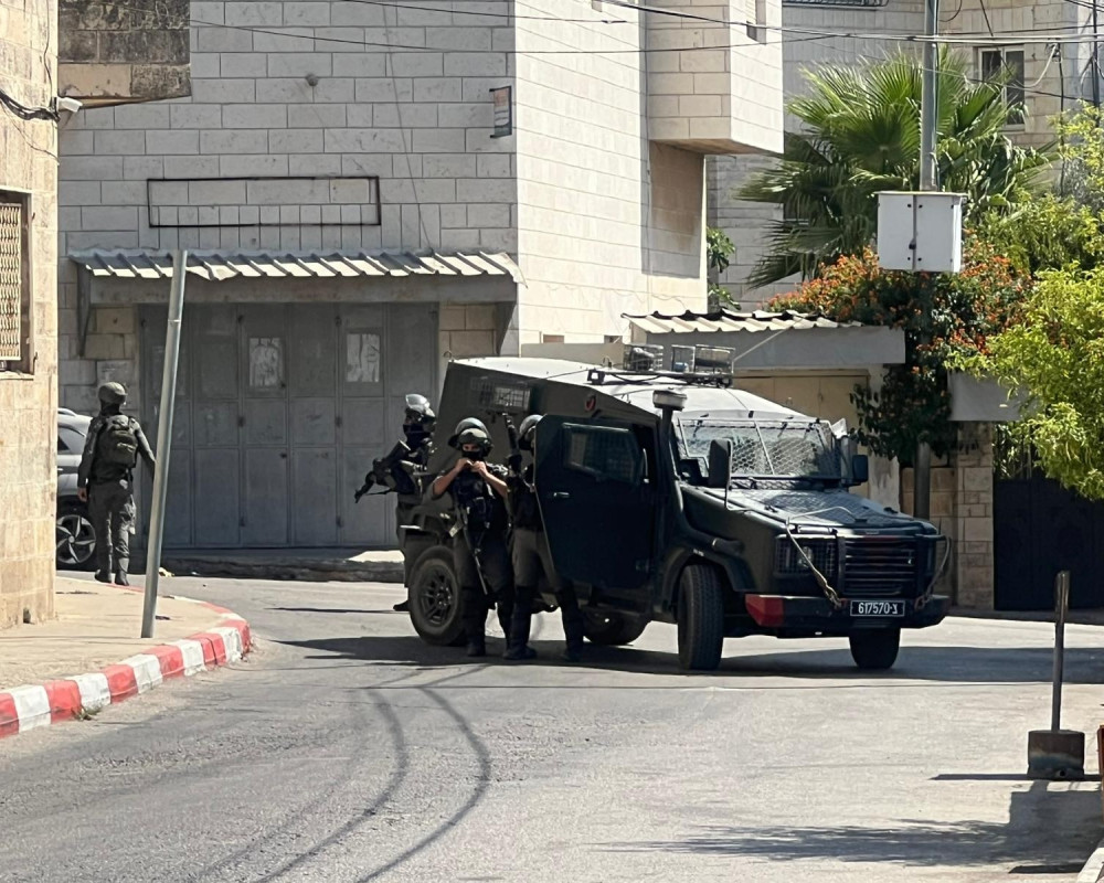 العدو الإسرائيلي يقتحم مدينة بيت جالا ويعتقل مقدسيًا بعد 14 شهرًا بالحبس المنزلي