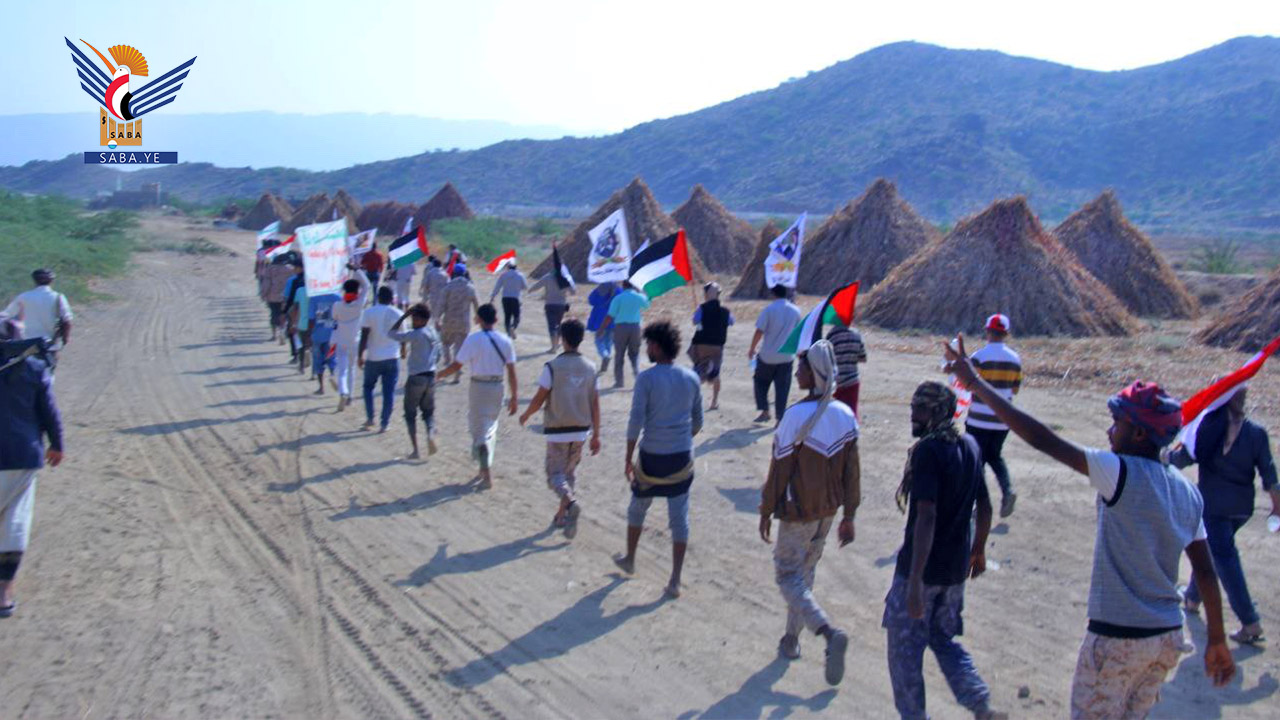 مناورة ومسير لدفعة من خريجي دورات "طوفان الأقصى" بالحديدة