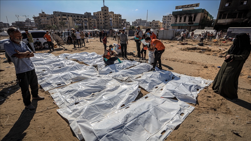 غزة ..دفن رفات 53 شهيداً فلسطينيا مجهول الهوية بمقبرة بدير البلح