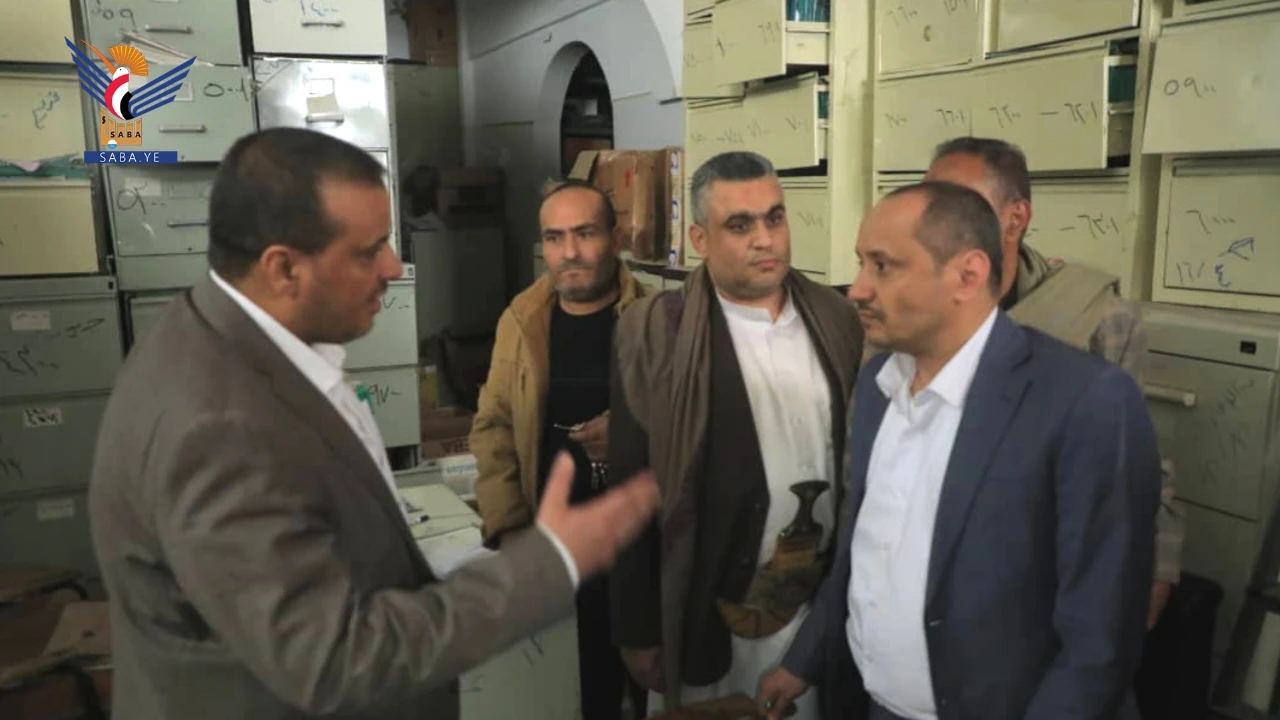 القائم بأعمال وزير الاقتصاد يطلّع على سير العمل بمكتب الوزارة بأمانة العاصمة