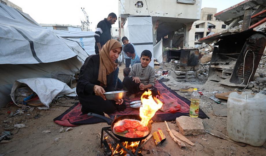 غزة بين المرض والفقد: أم تكافح لإنقاذ زوجها وطفلها بعد وفاة ابنها الأكبر
