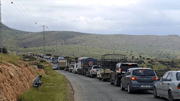 قوات صهيونية تعيق الفلسطينيين بتشديد إجراءاتها العسكرية على حاجز الحمرا
