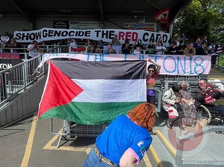 إلغاء مباراة في إنجلترا بعد رفع أعلام فلسطين ومطالب بوقف الإبادة في غزة   إلغاء مباراة في إنجلترا بعد رفع أعلام فلسطين ومطالب بوقف الإبادة في غزة