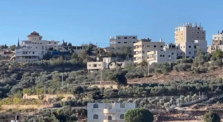 قوات العدو الإسرائيلي تهدم منزل أسير وتفرض طوقاً على قريتين شمال غرب القدس