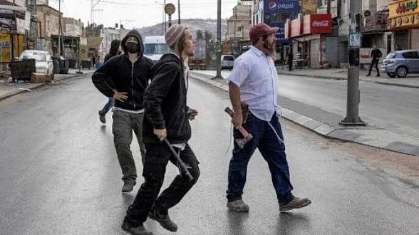 مستوطنون يعتدون على مزارعين في سلفيت وآخرون يصيبون فلسطيني وزوجته بالخليل