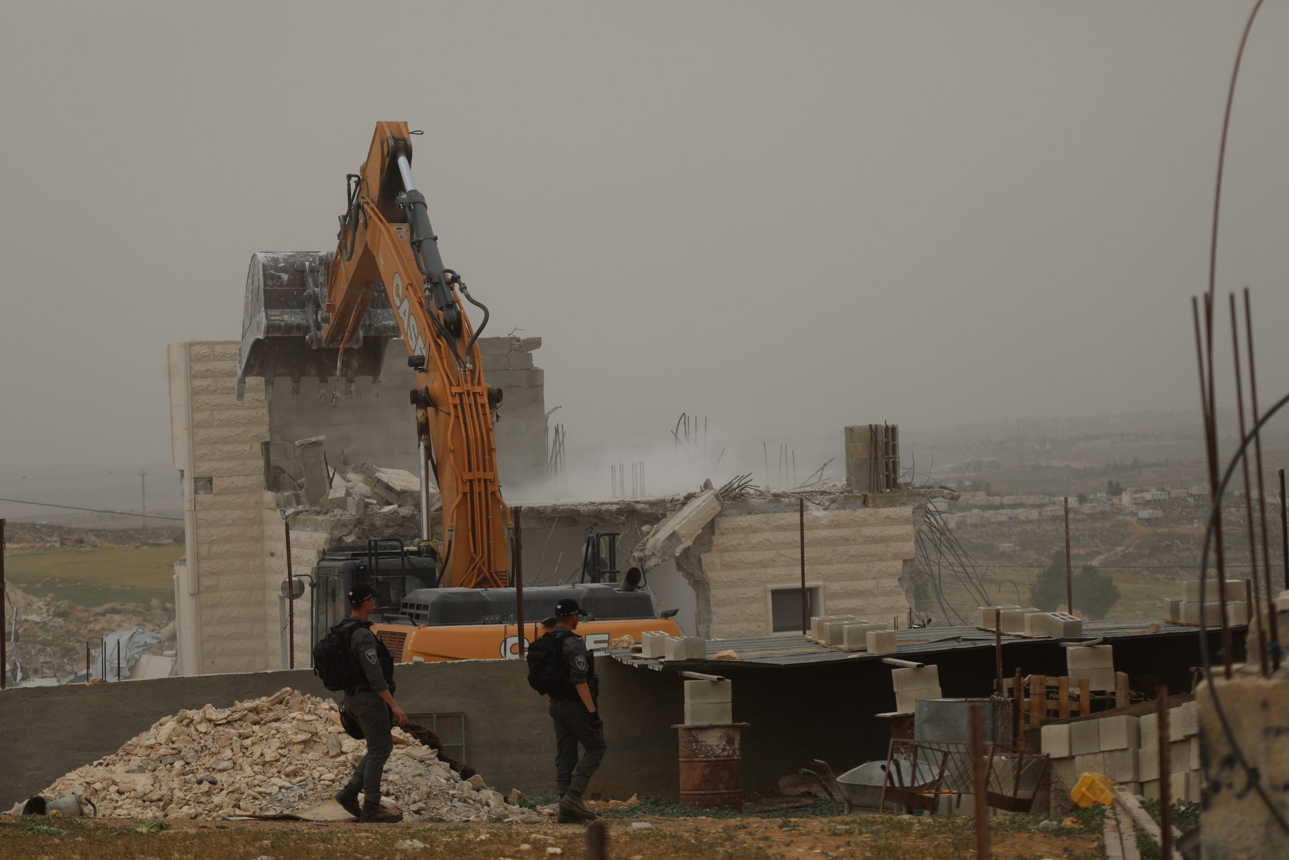 العدو الصهيوني يهدم 24 منزلاً في الضفة خلال عشرة أيام