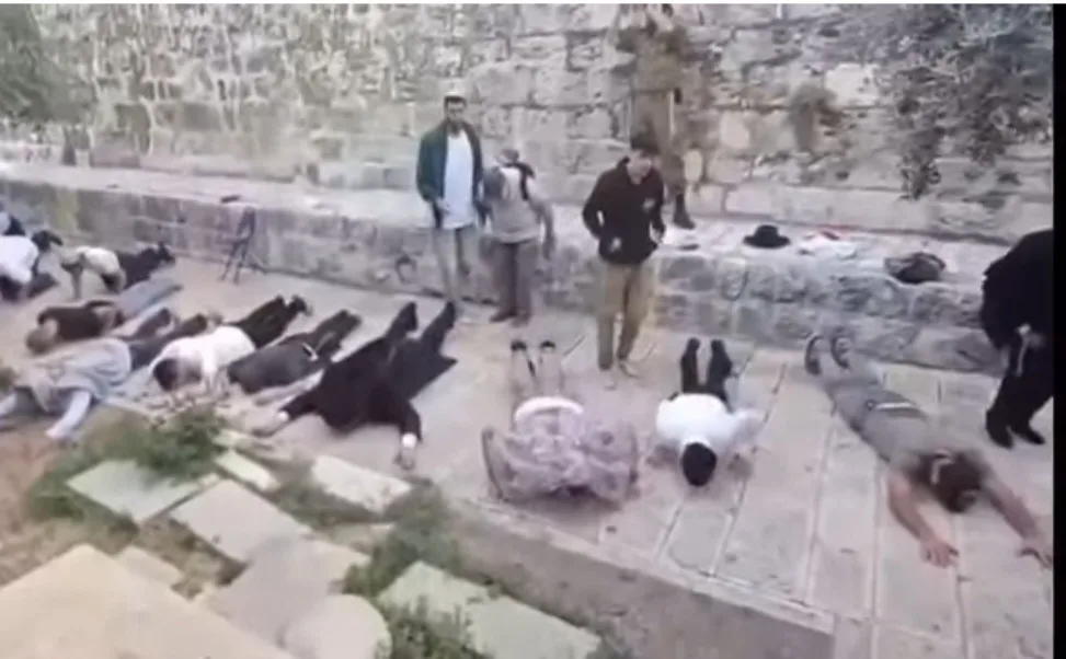 مستوطنون صهاينة يؤدون طقوساً وصلوات جماعية في المسجد الأقصى بحماية قوات العدو الإسرائيلي