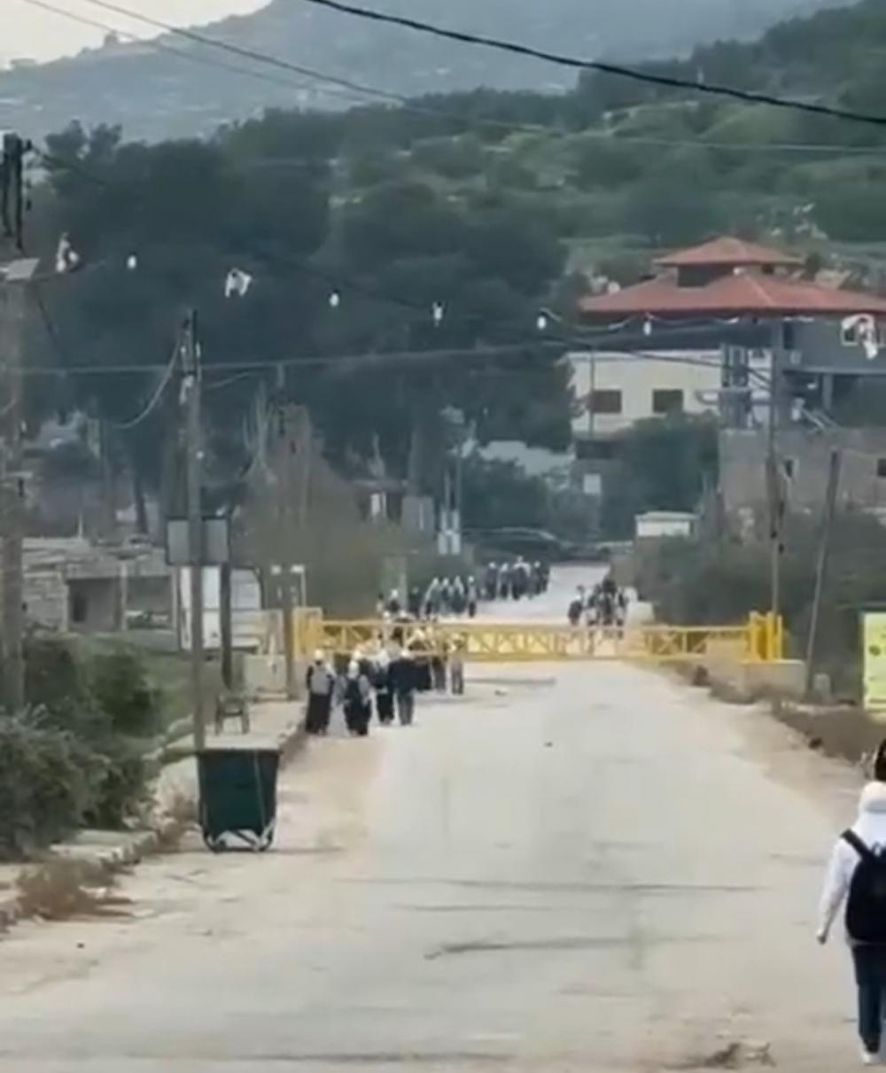 العدو الإسرائيلي يقيم حاجزا عسكريا ويطلق قنابل مضيئة في الجنوب السوري