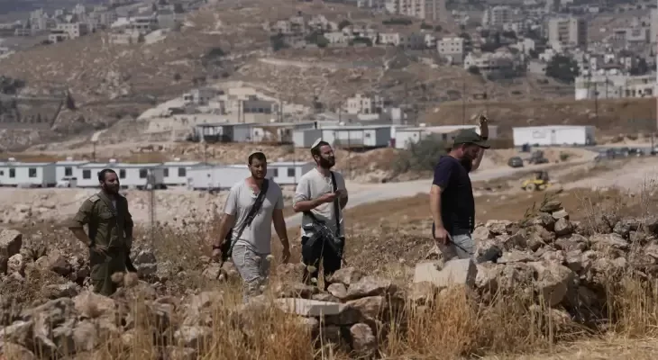إصابة شاب فلسطيني وسرقة زيتون وحرق مركبتين في اعتداءات منفصلة في سلفيت وطولكرم ونابلس