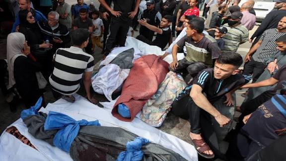 مصدر طبي فلسطيني: العدو الإسرائيلي يسلّم جثامين شهداء دون كشف هوياتهم