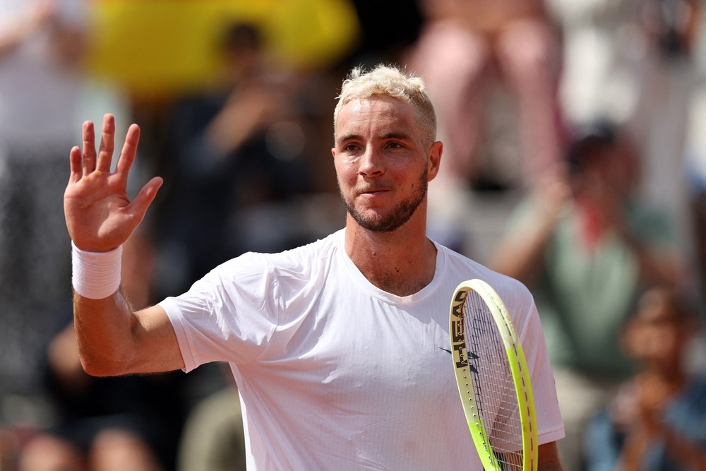 لينارد شتروف يتأهل إلى دور الثمانية ببطولة جينيرالي للتنس      لينارد شتروف يتأهل إلى دور الثمانية ببطولة جينيرالي للتنس