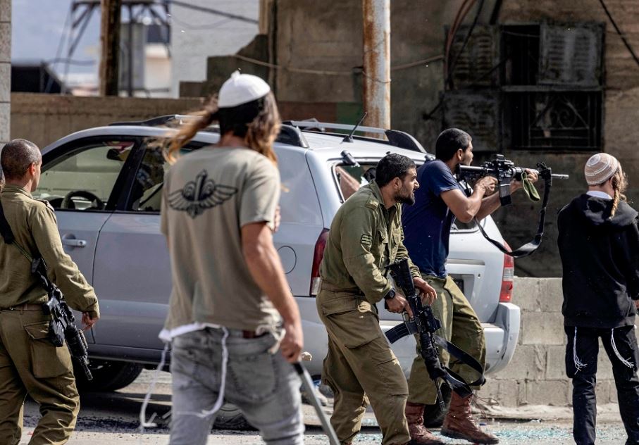 مستوطن يختطف 4 مواطنين فلسطينيين غرب رام الله