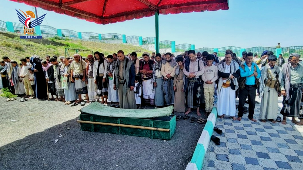 تعز.. تشييع جثمان الشهيد علي السميعي بمديرية التعزية