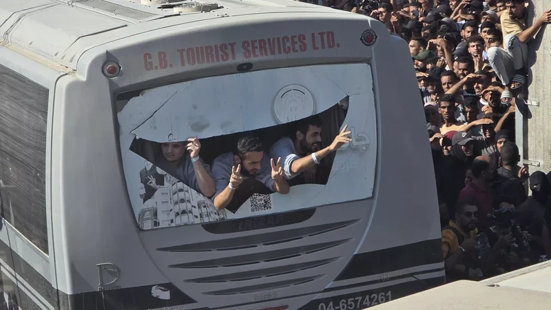 أسير فلسطيني محرر: اللسان يعجز عن وصف سنوات الاعتقال