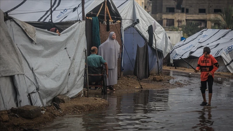 الدفاع المدني بغزة: آلاف النازحين استيقظوا على غرق خيامهم بمياه الأمطار