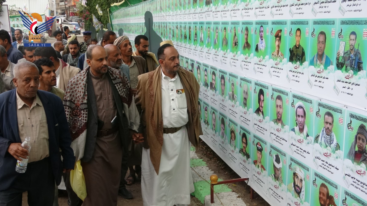 منتسبو مكتب الاقتصاد في إب يزورون روضة ومعرض صور الشهداء