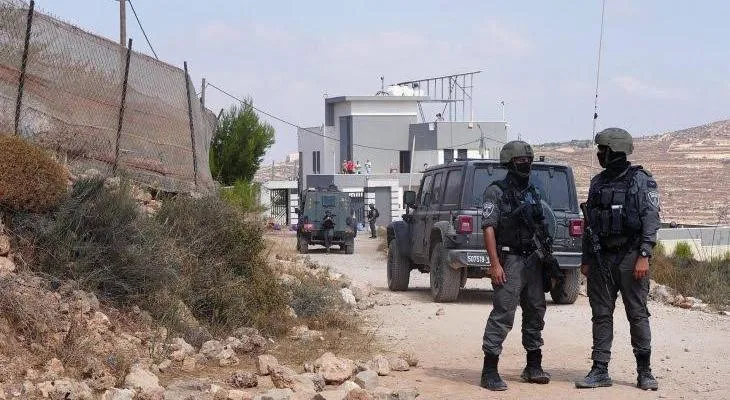 لليوم الـ13 توالياً.. مستوطنون يواصلون حصار 3 منازل فلسطينية في قصرة
