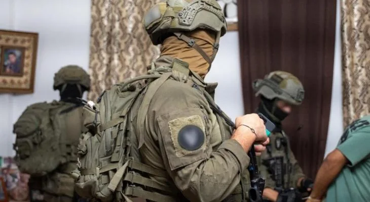العدو الإسرائيلي يعتقل 7 فلسطينيين ويقتحم عدة مناطق بالضفة