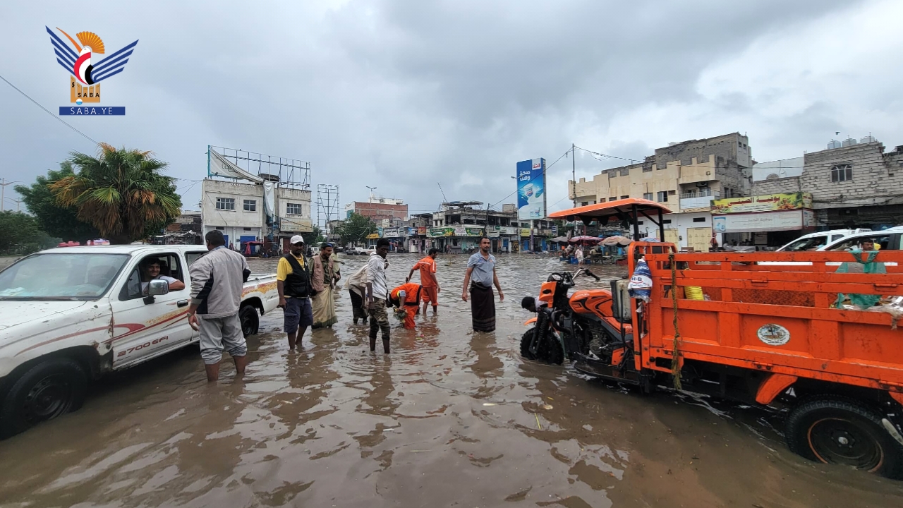 صندوق النظافة يُباشر فتح الانسدادات بقنوات تصريف مياه الأمطار بمدينة الحديدة