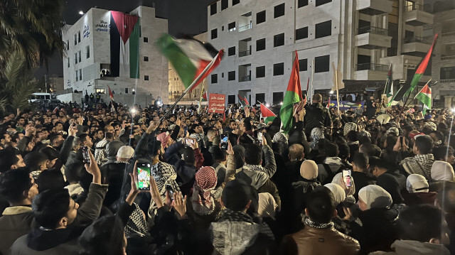 الأردنيون يواصلون الاحتشاد بمحيط سفارة الكيان الصهيوني ويهتفون بدعم المقاومة