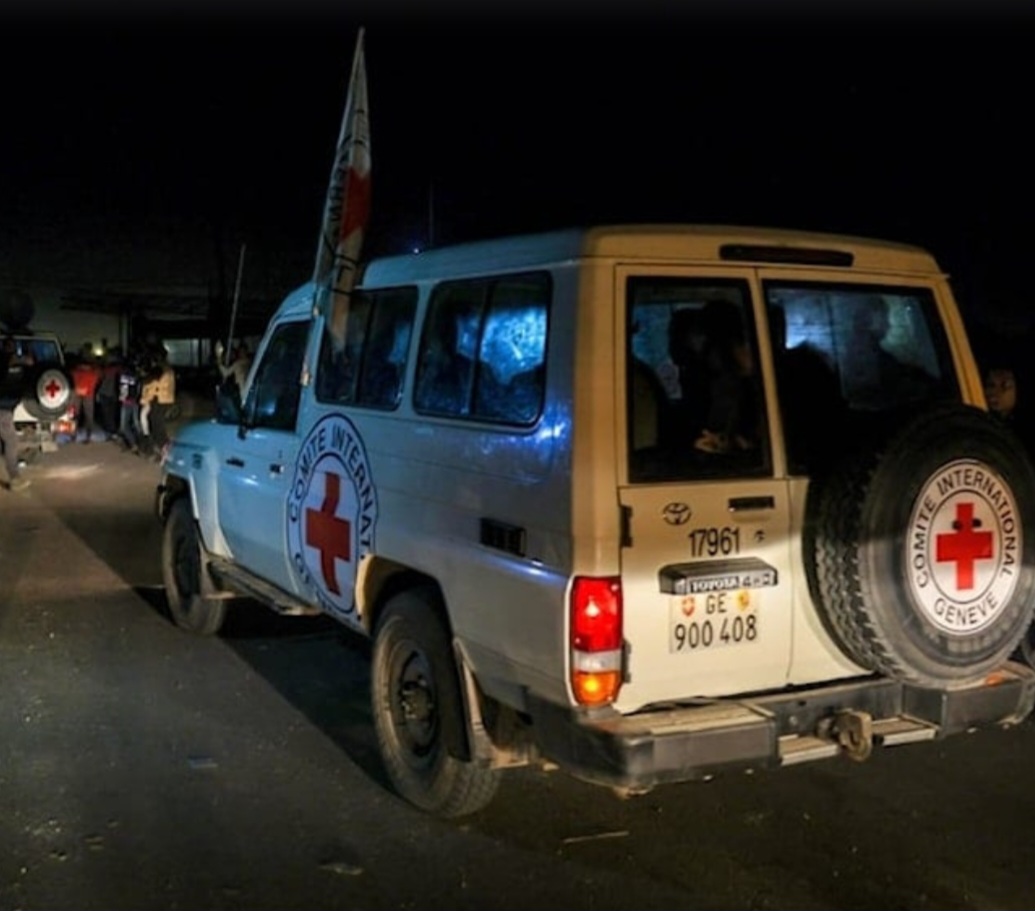 الصليب الأحمر يتسلم جثة أسير صهيوني من "القسام" بغزة