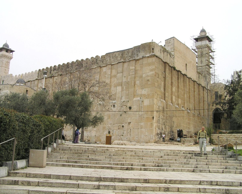 آلاف الفلسطينيين يؤدون صلاة الجمعة الأولى من رمضان في المسجد الإبراهيمي