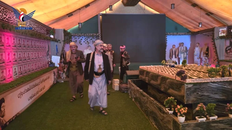 محافظ المحويت يزور معارض صور الشهداء في ميدان السبعين