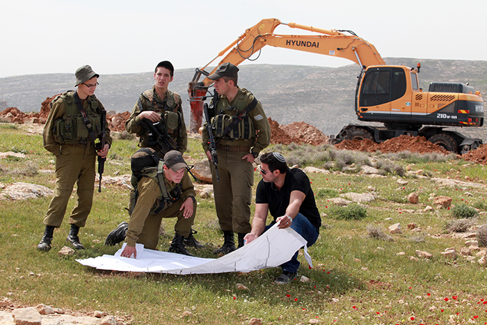 العدو الصهيوني يهدم منزلا ويغلق طريقا ويدمر شبكات مياه في رام الله وطوباس