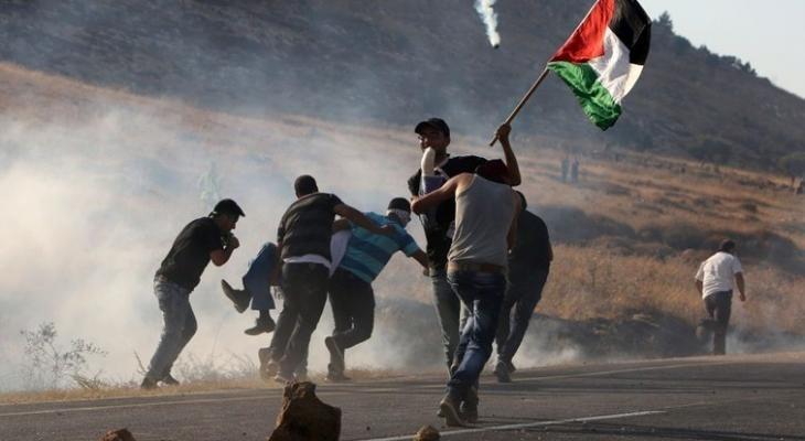 إصابة عدد من الفلسطينيين بالاختناق في قرية دير أبو مشعل شمال رام الله