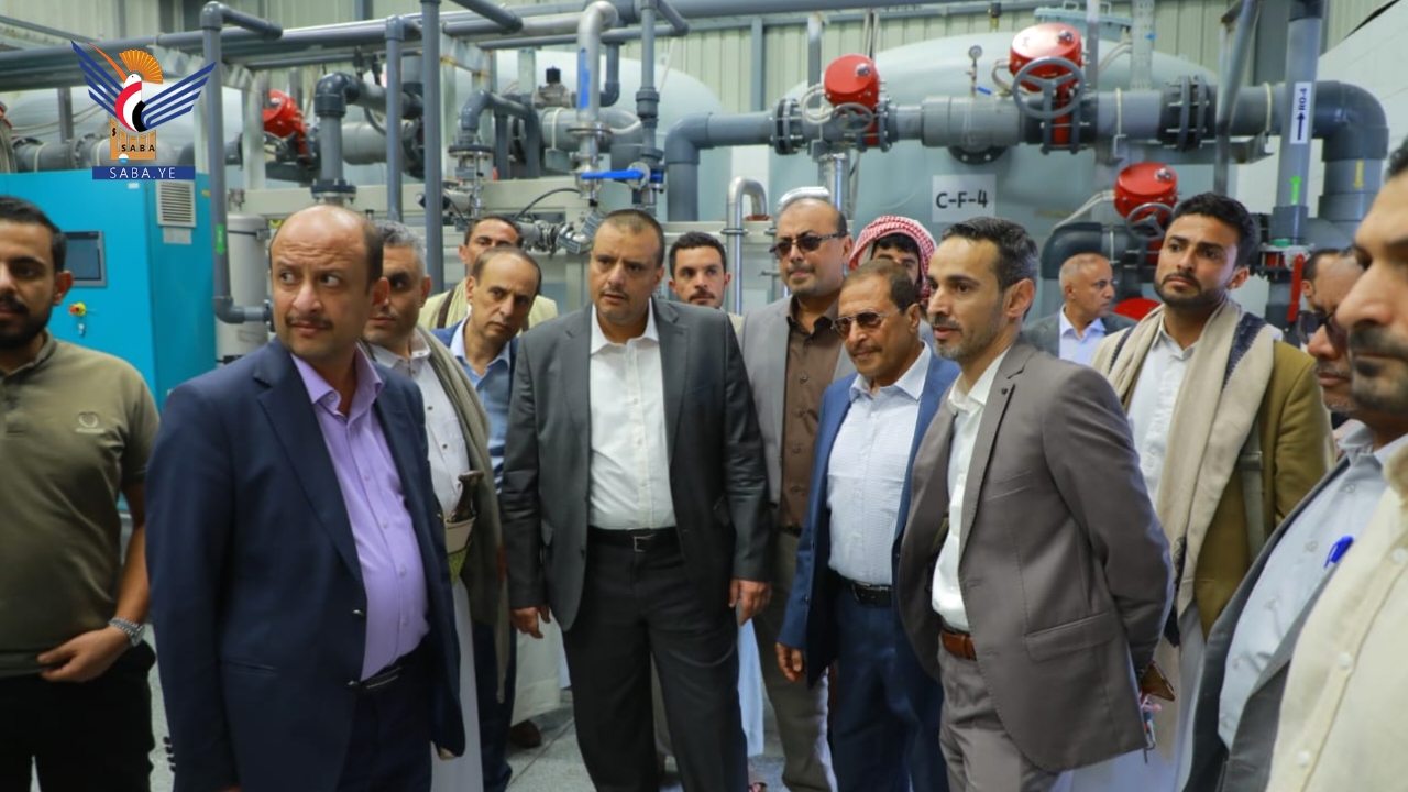 القائم بأعمال وزير الاقتصاد يزور عددا من مصانع المياه بصنعاء